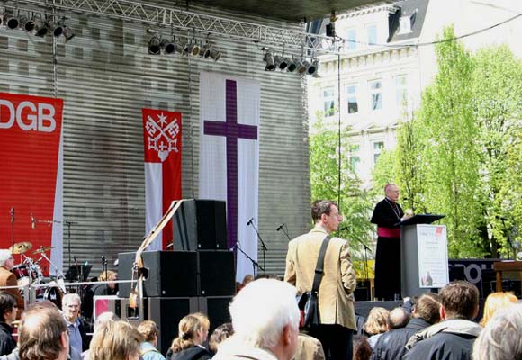 Archbishop Werner Thissen speaking to an audience in Hamburg